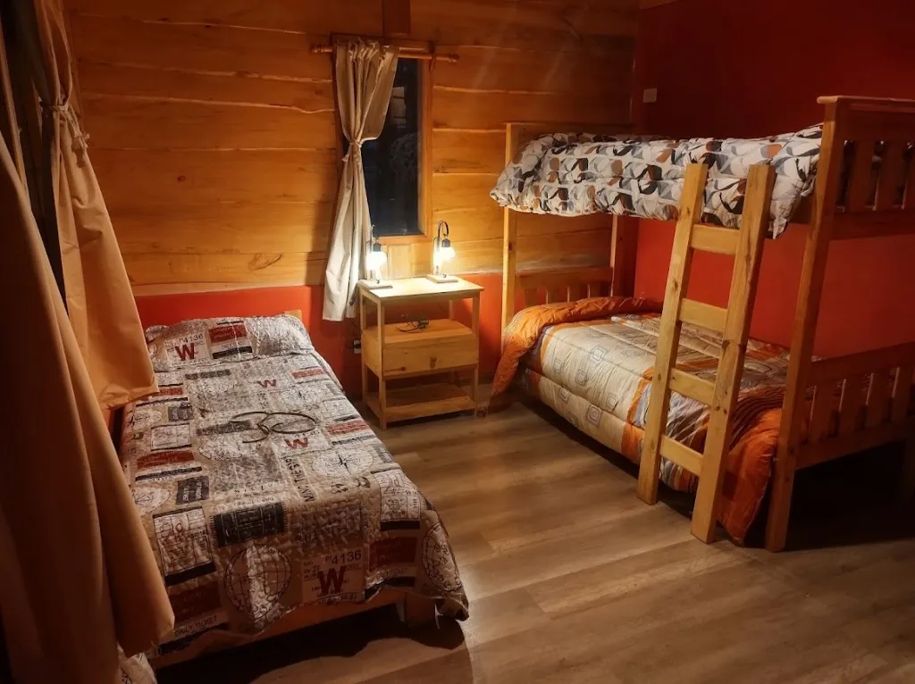 Dormitorio con tres camas individuales