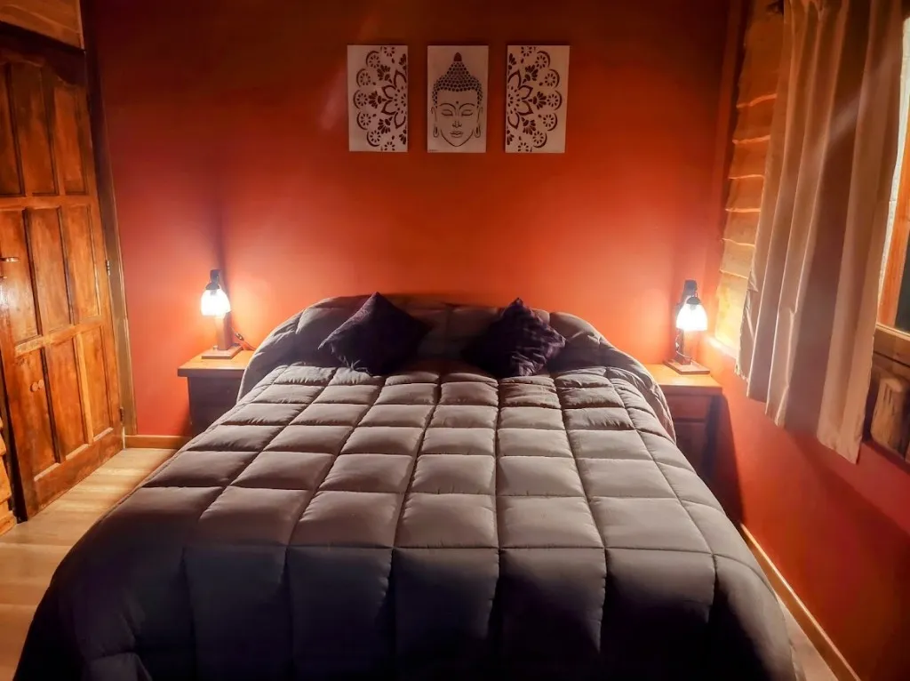 Dormitorio con cama queen e hidromasaje en suite