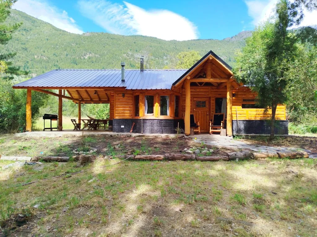 Lejana Casa de Montaña de frente, con la montaña detrás, en Lago Puelo