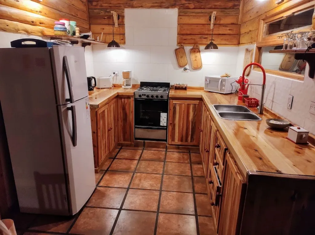 Cocina equipada de la cabaña en Lago Puelo