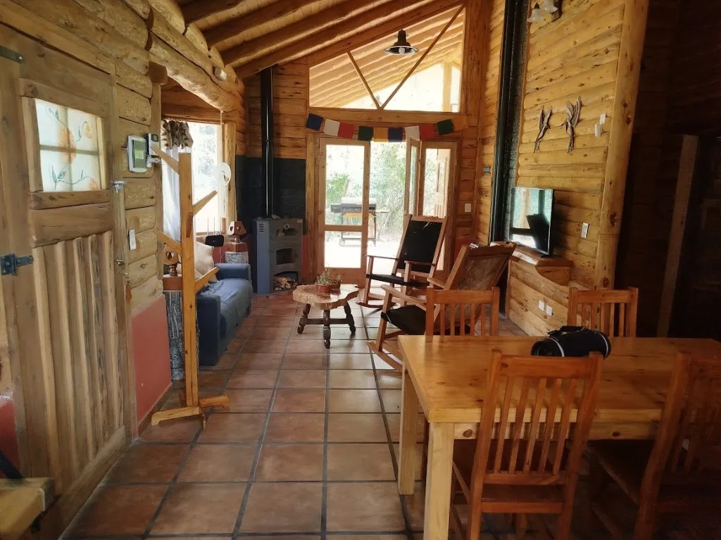 Living y comedor de troncos en Lejana Casa de Montaña