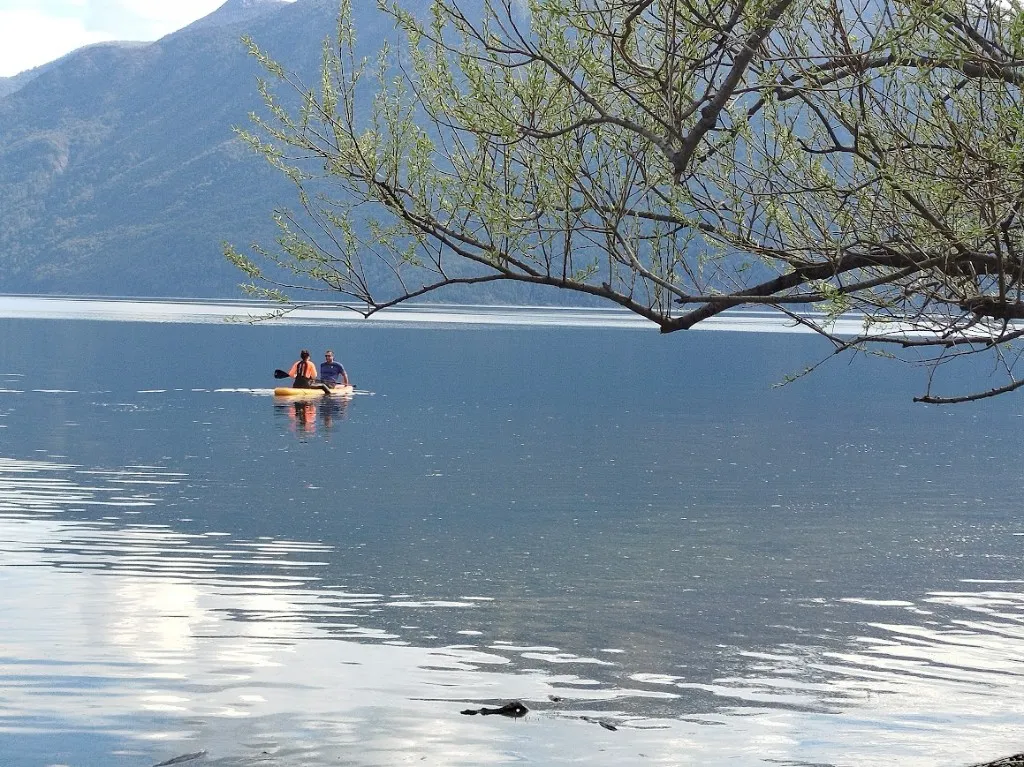 Kayak en el Lago Puelo cerca de Lejana Casa de Montaña