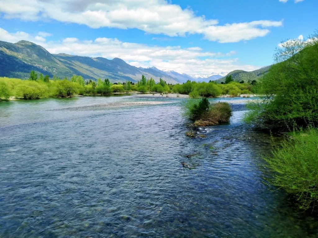 Río y valle con montañas nevadas cerca de Lago Puelo